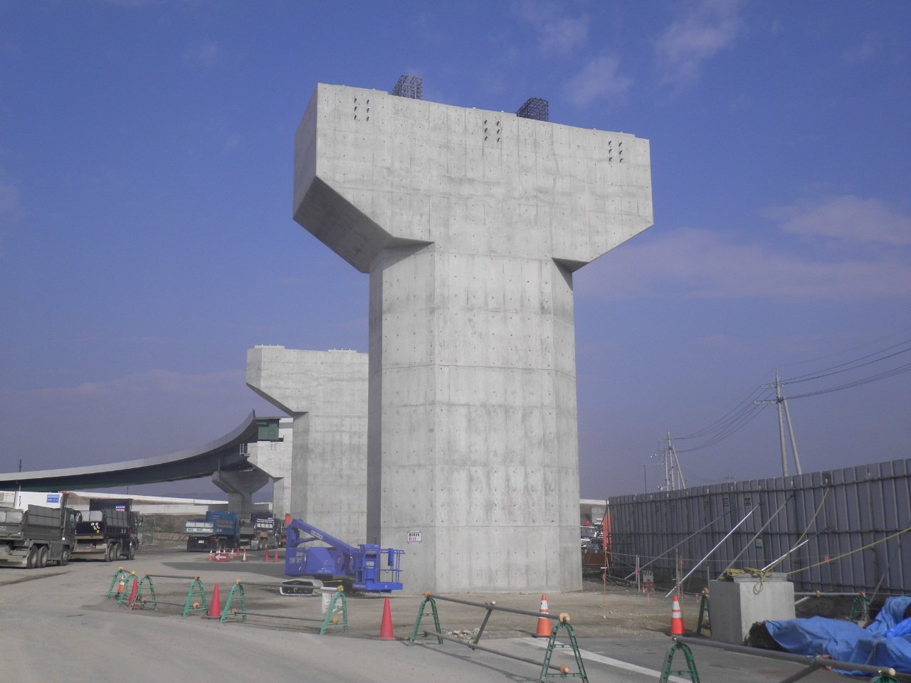 「新名神高速道路　城陽西高架橋東他２橋(下部工)工事」が竣工しました。