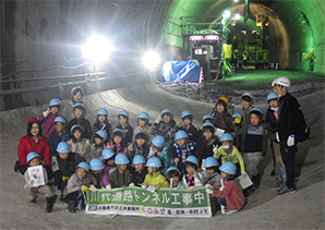 現場見学会(地元小学校):広報「丹波篠山」2018年1月号に、その様子が掲載されました。