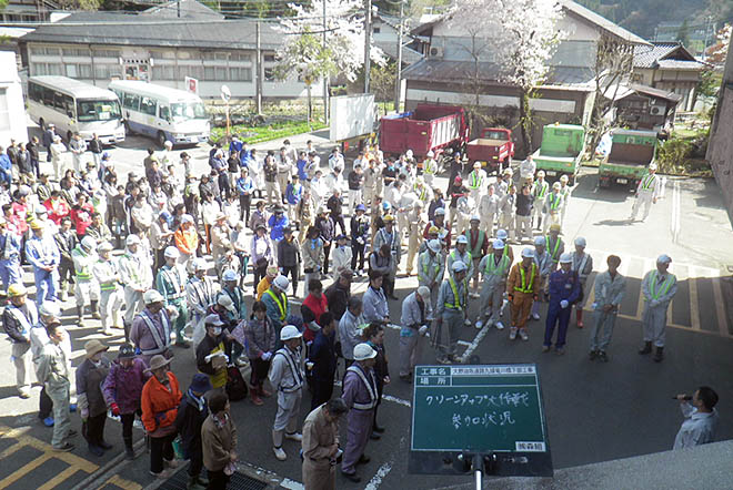 地域の清掃活動にも参加しました!!