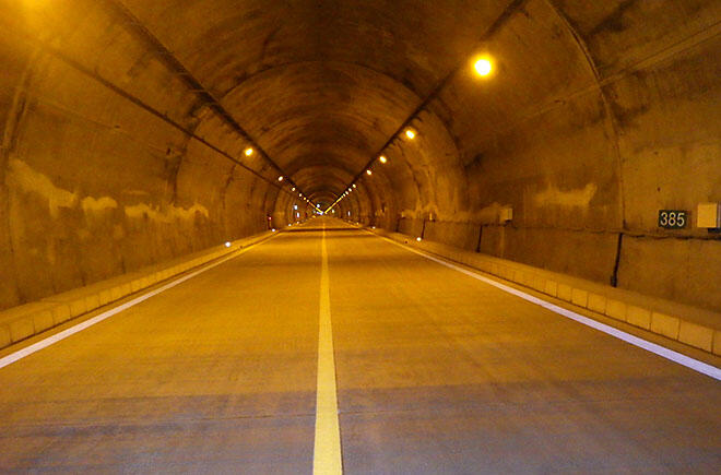｢中国自動車道冠山トンネル（上り線）インバート設置工事｣が竣工しました｡