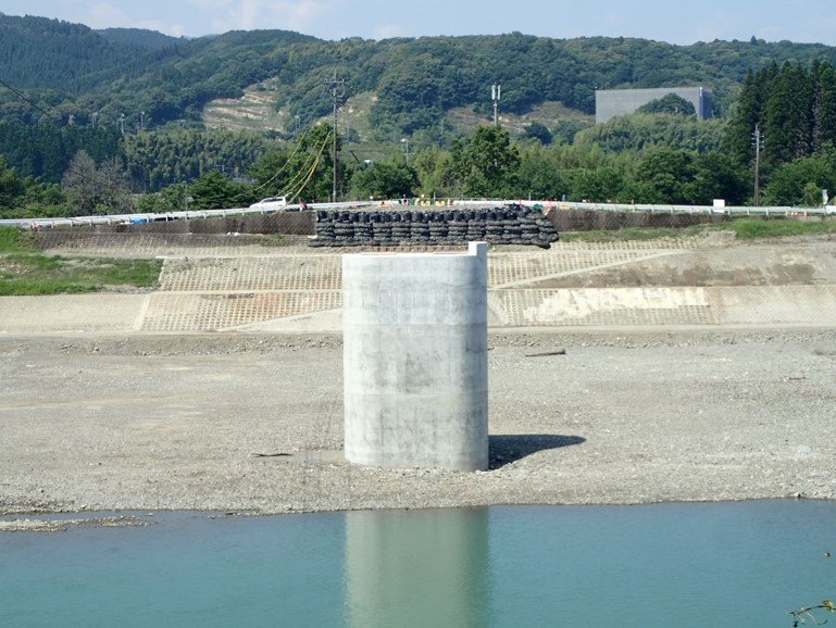 「球磨村道沖鶴橋下部工工事」が竣工しました。