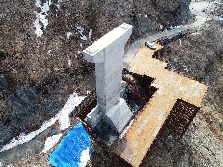 「大野油坂道路新子馬巣谷橋下部他工事」が竣工しました。