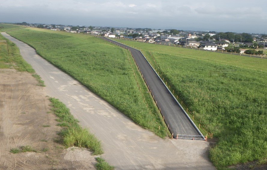 「R3利根川左岸麦倉築堤その1工事」が竣工しました。