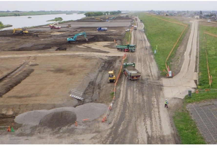 「Ｒ３利根川左岸麦倉築堤その１工事」が竣工しました。