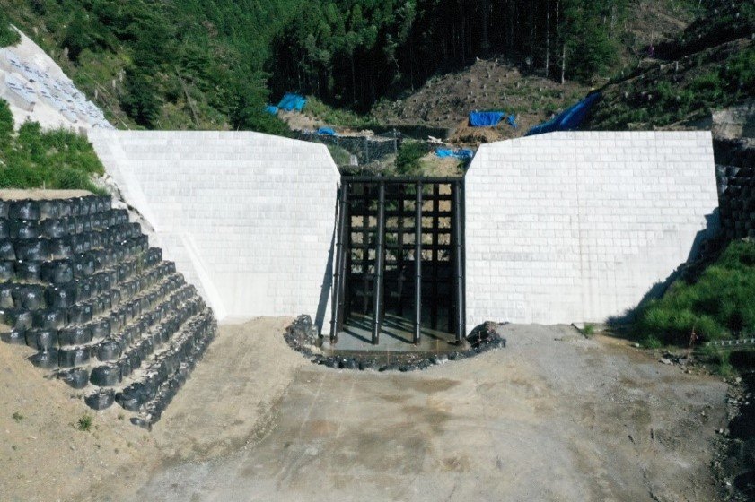 「乙石川上流砂防堰堤工事」が竣工しました。