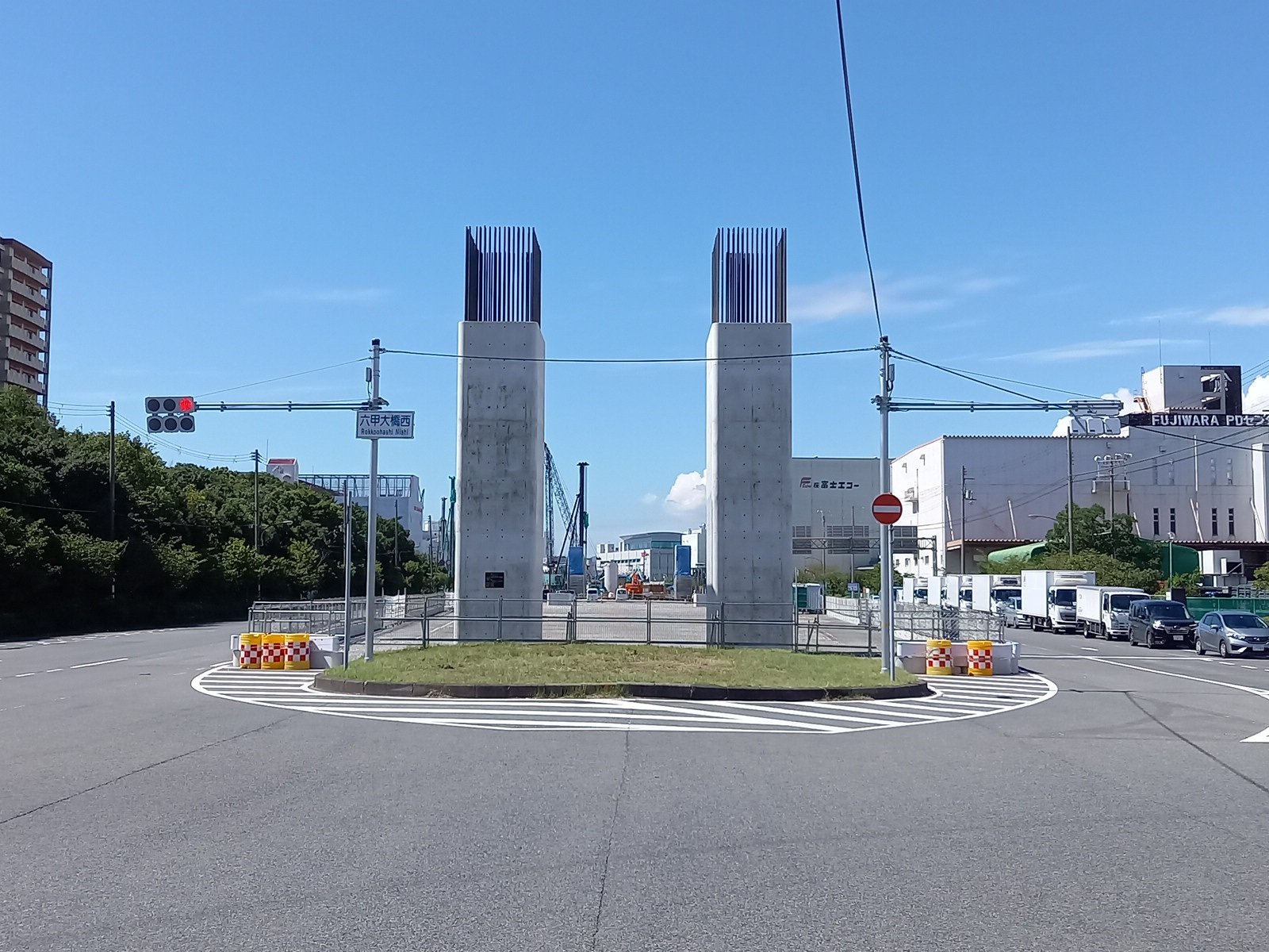 「大阪湾岸道路西伸部六甲アイランド第三高架橋PE５他下部工事」が竣工しました。
