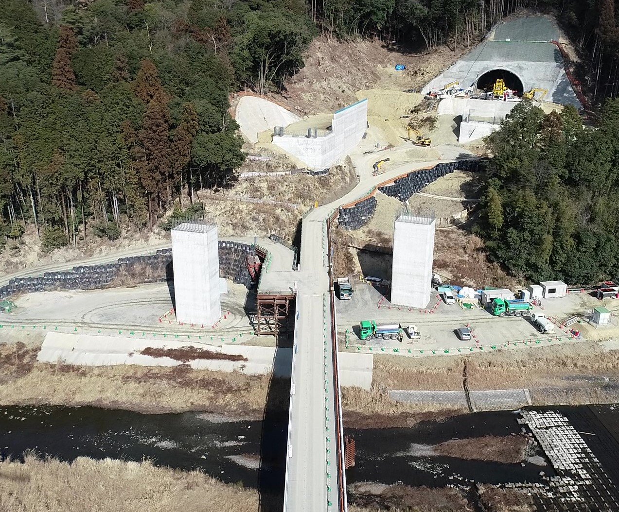 「新名神高速道路　宇治田原第二高架橋東（下部工）工事」が竣工しました。