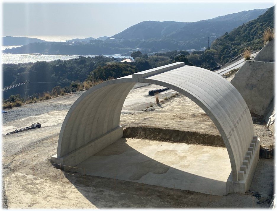 「すさみ串本道路里野西地区改良工事」が竣工しました。