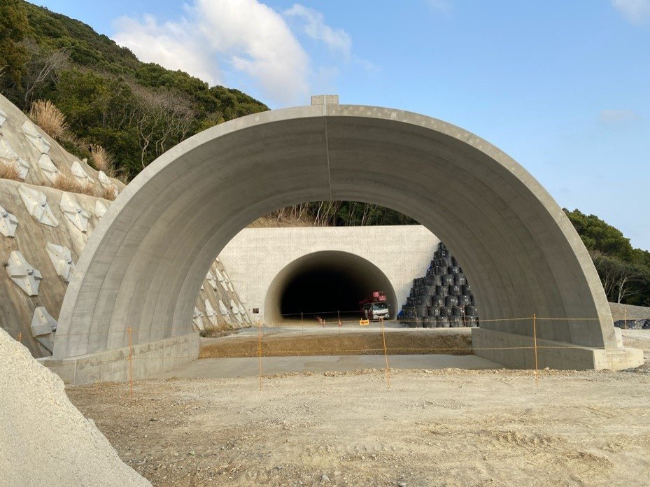 「すさみ串本道路里野西地区改良工事」が竣工しました。