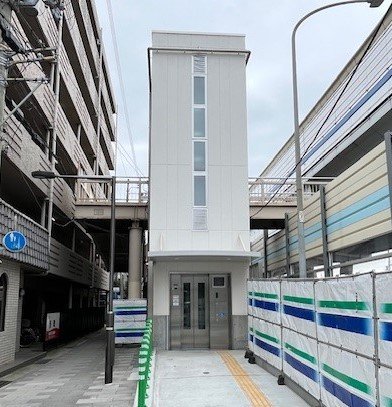 「国道４３号若宮歩道橋昇降施設整備その他工事」が竣工しました。