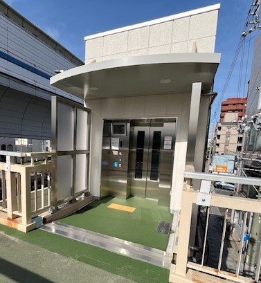 「国道４３号若宮歩道橋昇降施設整備その他工事」が竣工しました。